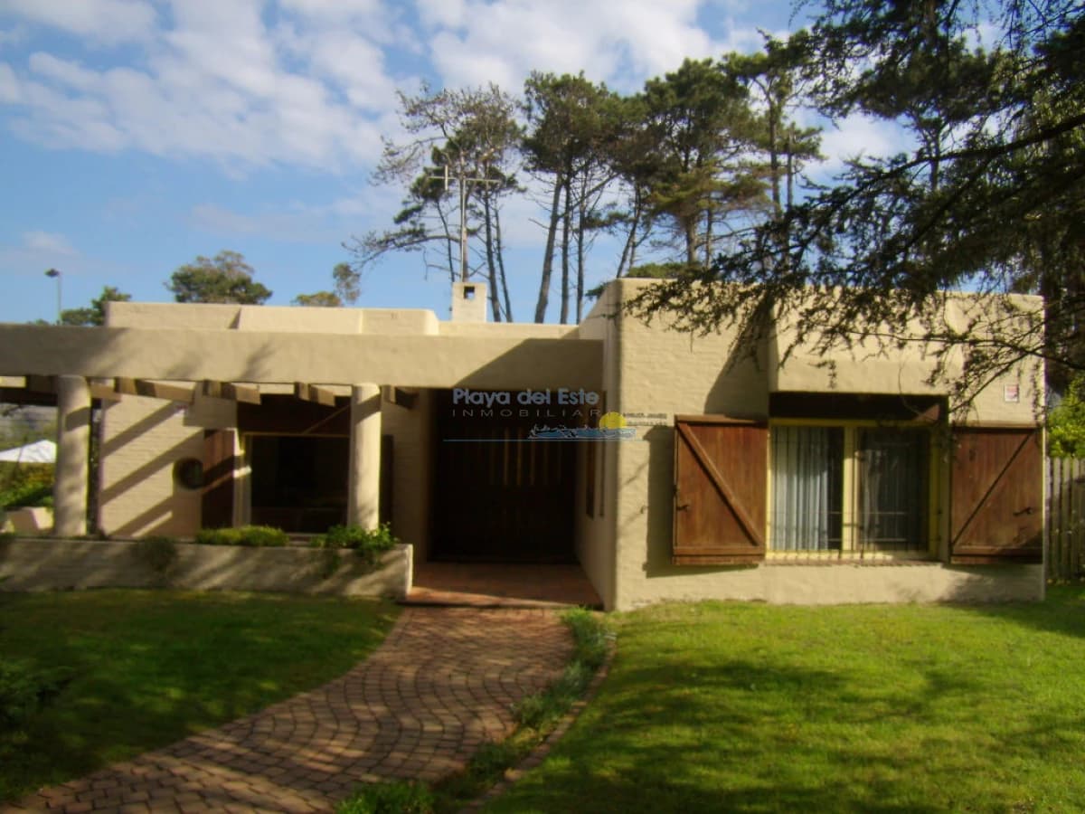 Casa en Alquiler de 3 Dormitorios en Rincón del Indio , Punta del este  - Inmobiliaria Playa del Este