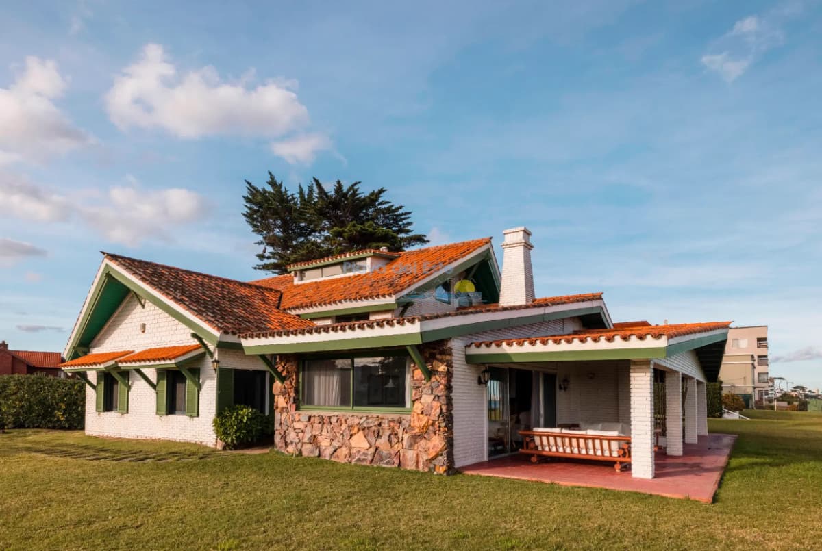 CASA EN ALQUILER DE TEMPORADA EN PUNTA DEL ESTE , PLAYA MANSA  - Inmobiliaria Playa del Este