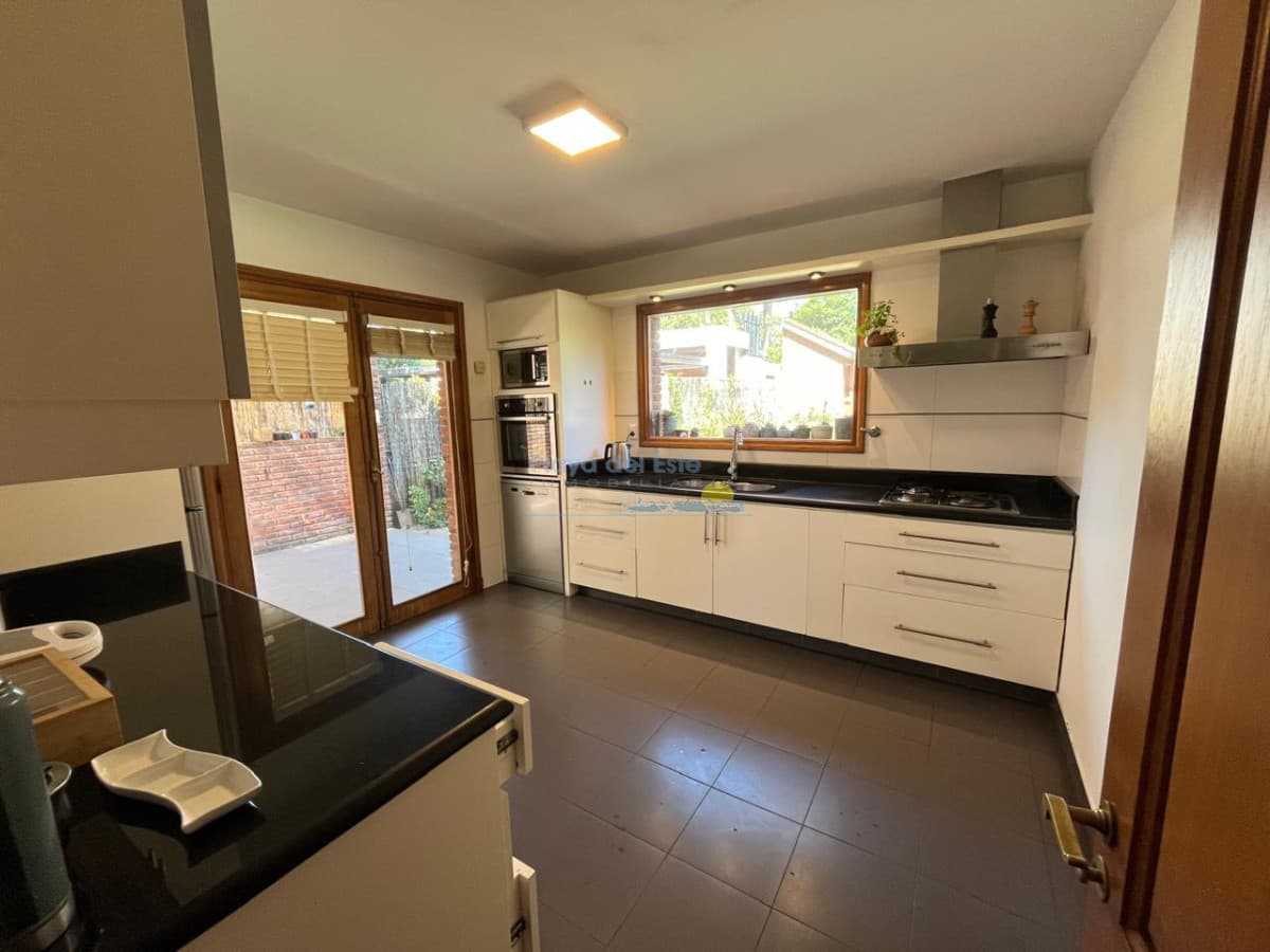 Casa de 5 dormitorios en alquiler en Lugano, Punta del Este - Inmobiliaria Playa del Este