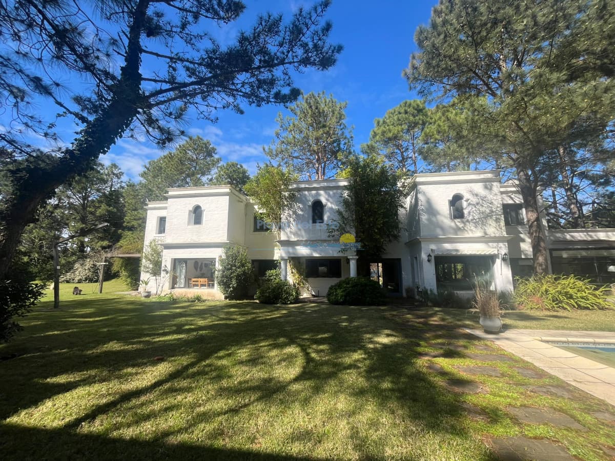 Casa en Alquiler de Temporada en Punta del este con gran capacidad  , a pasos de Playa Brava  - Inmobiliaria Playa del Este