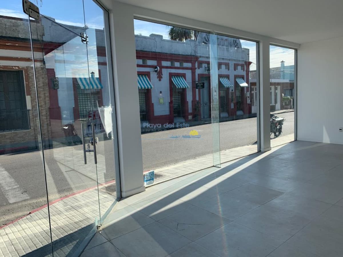 Maldonado, edificio nuevo para uso comercial  - Inmobiliaria Playa del Este