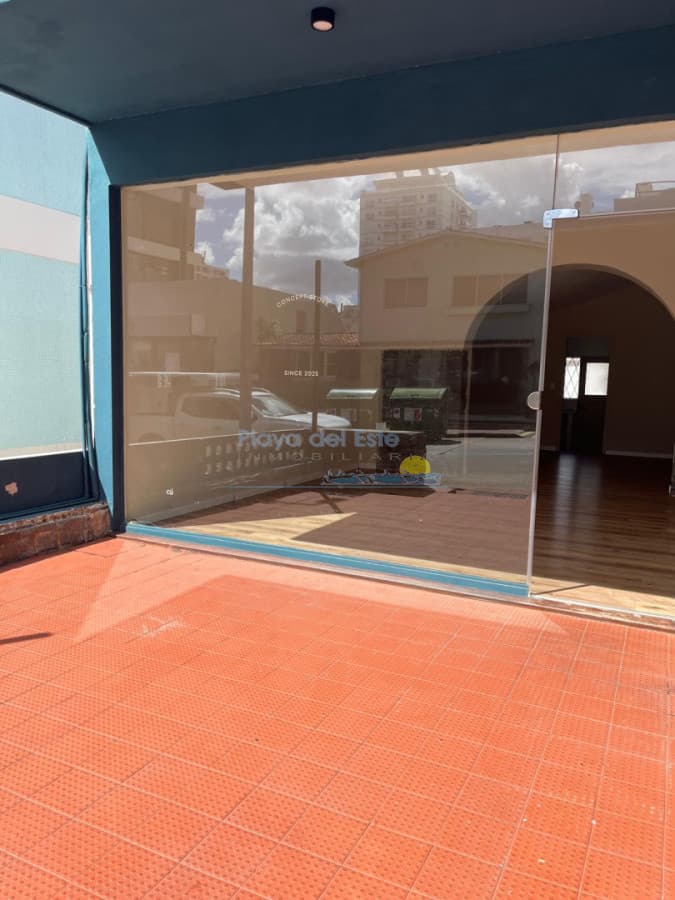 Local en alquiler en península $ 44.000 , punta del este  - Inmobiliaria Playa del Este