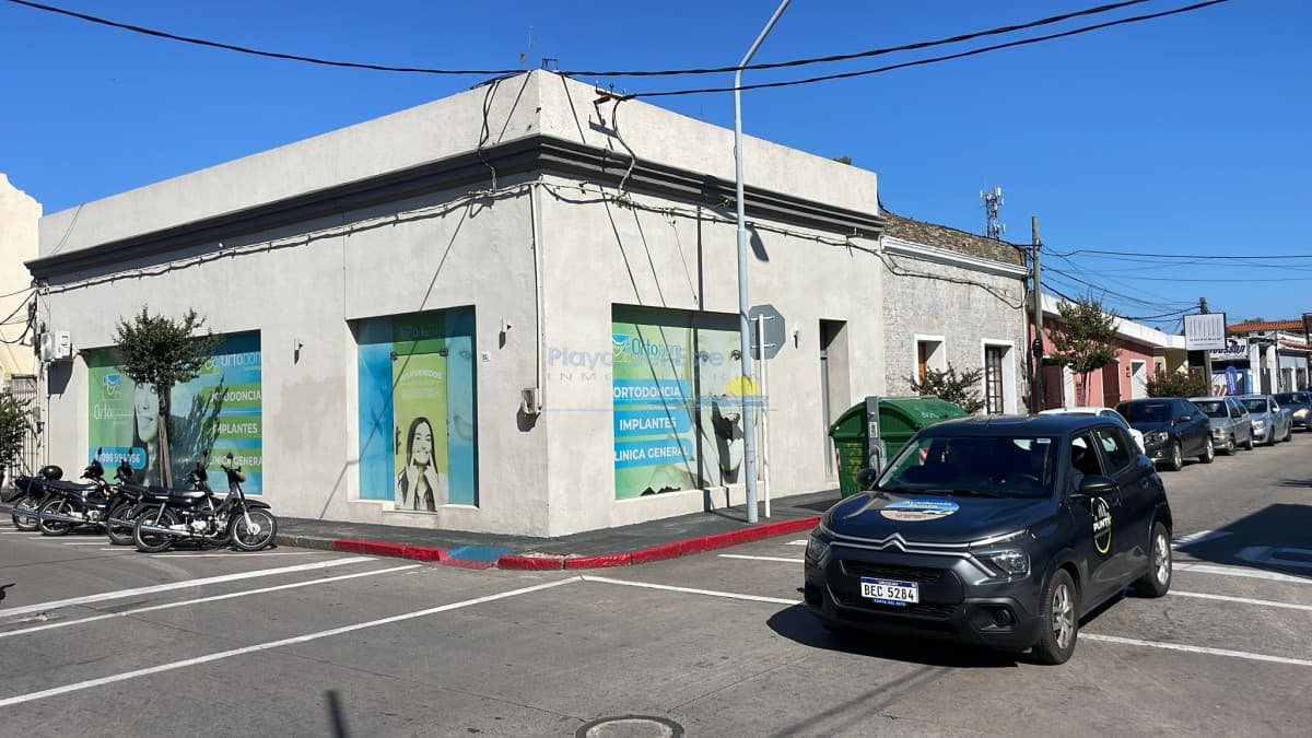 Local comercial con renta en pleno centro Maldonado  - Inmobiliaria Playa del Este
