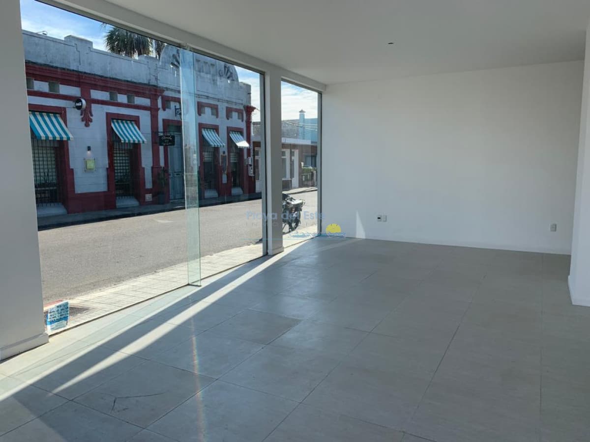 Maldonado, edificio nuevo para uso comercial  - Inmobiliaria Playa del Este