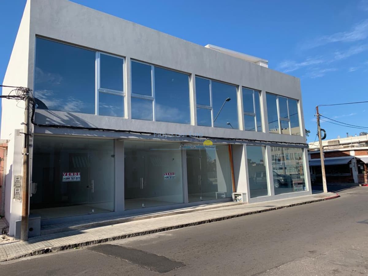 Maldonado, edificio nuevo para uso comercial  - Inmobiliaria Playa del Este