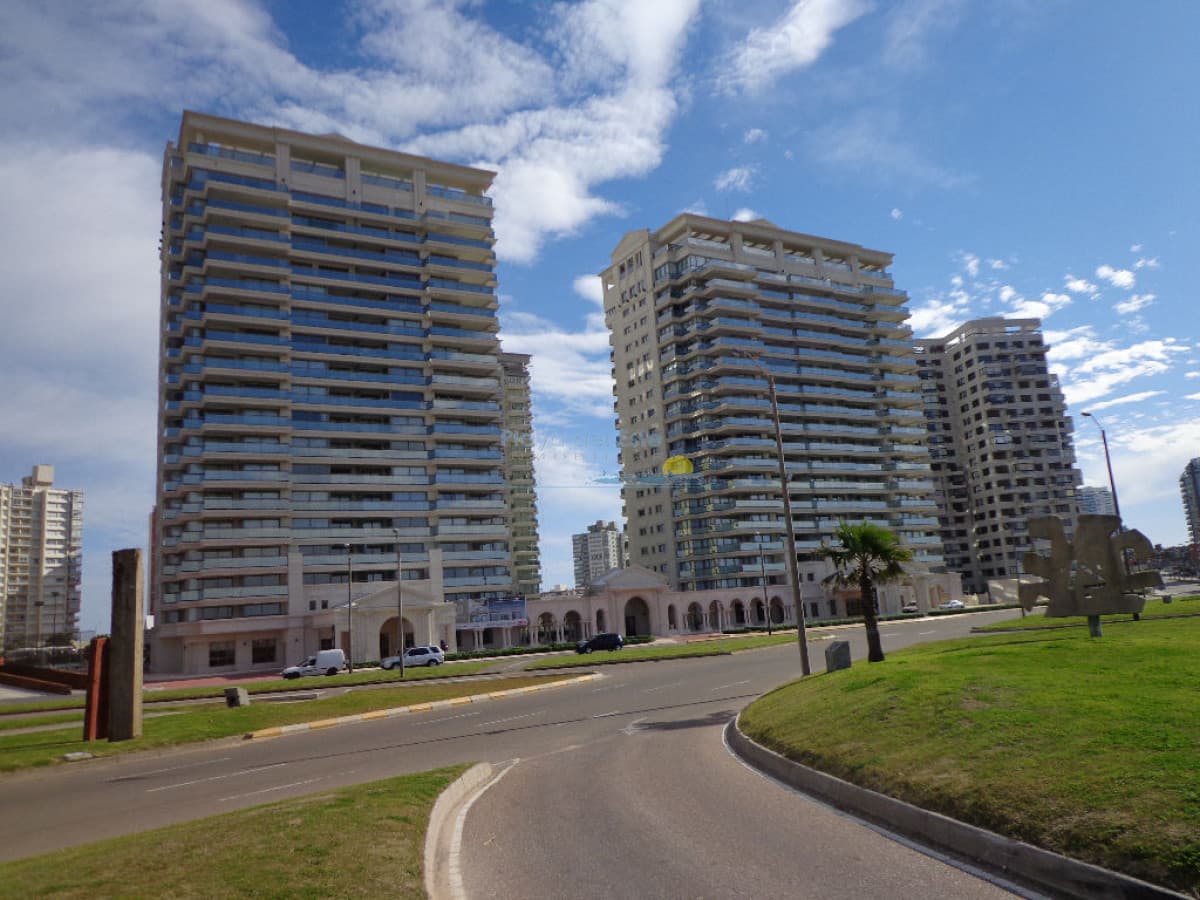 Apartamento en venta de 4 dormitorios en Torre Imperiale , Punta del este  - Inmobiliaria Playa del Este