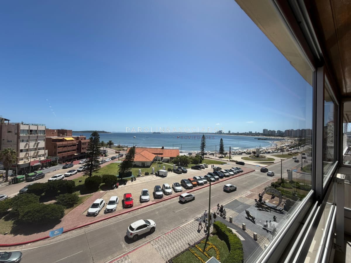 Apartamento en venta de 3 dormitorio en playa Mansa, Punta del Este.