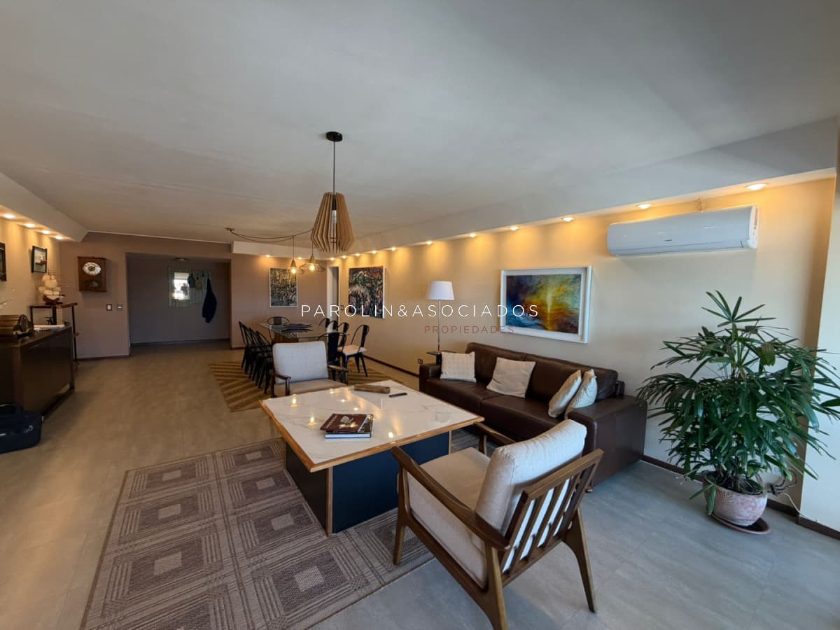 Apartamento en venta de 3 dormitorio en playa Mansa, Punta del Este.