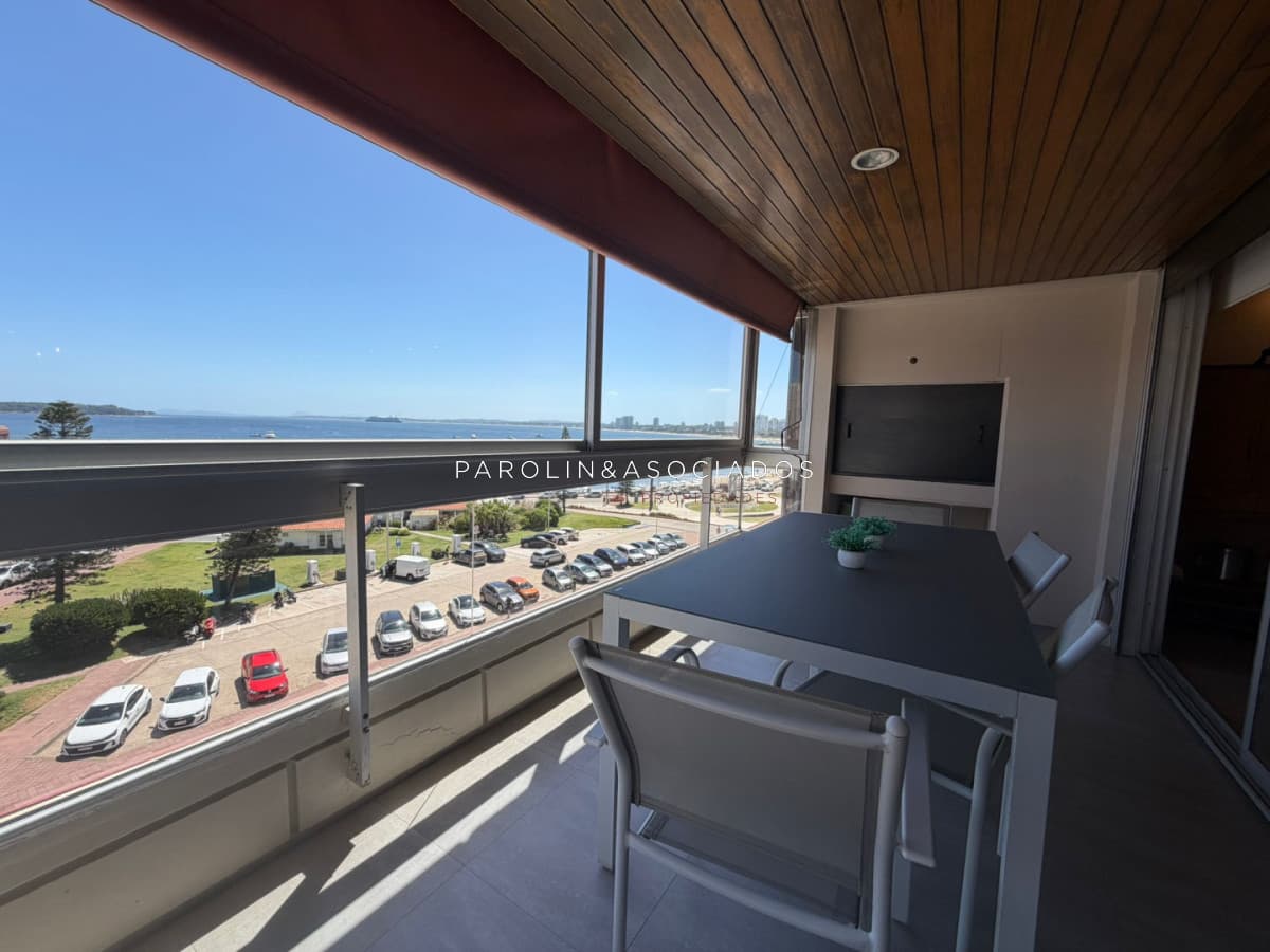 Apartamento en venta de 3 dormitorio en playa Mansa, Punta del Este.