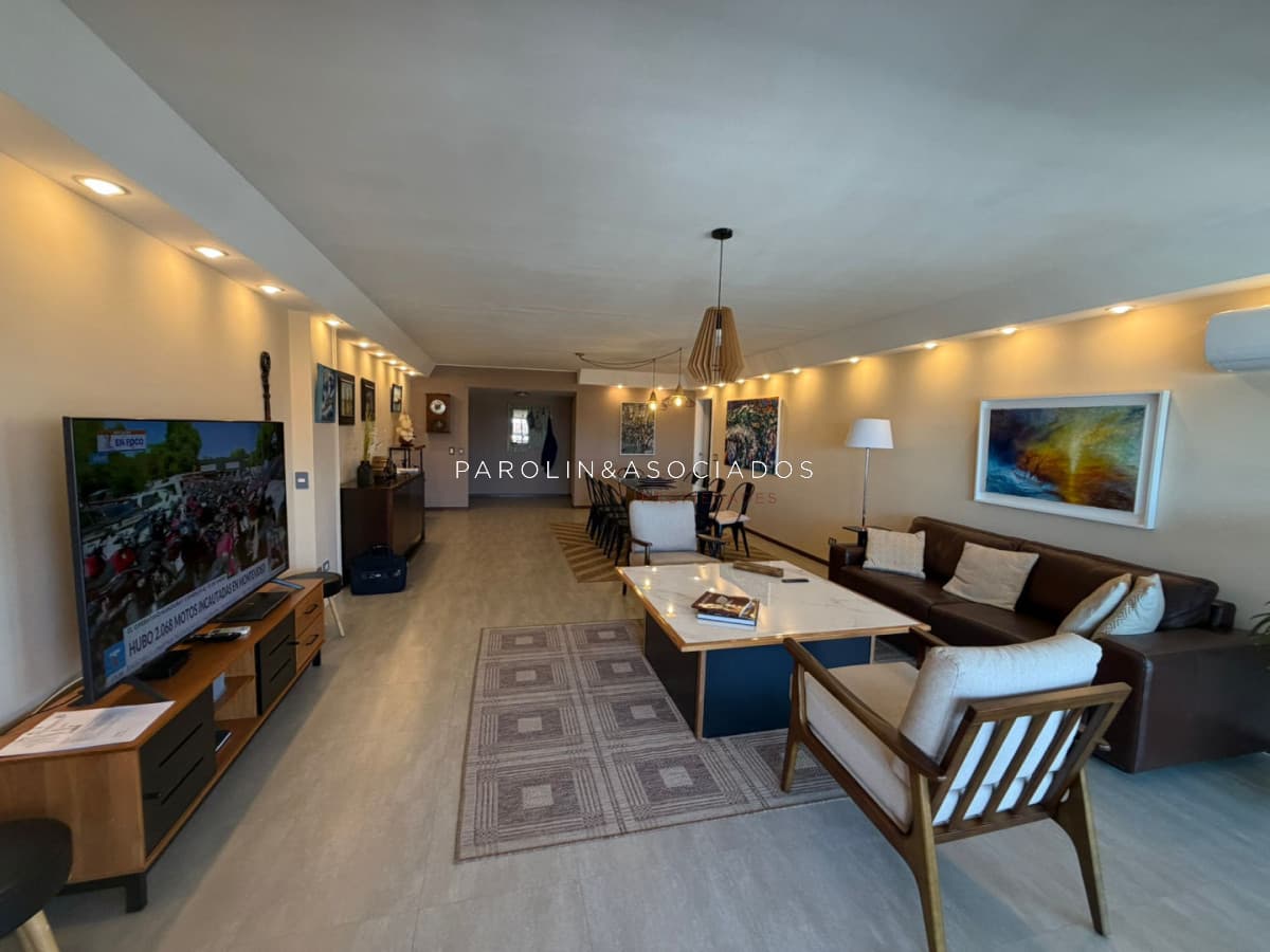 Apartamento en venta de 3 dormitorio en playa Mansa, Punta del Este.