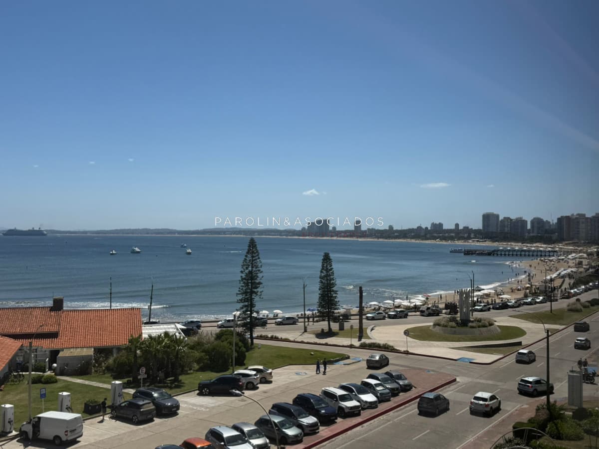 Apartamento en venta de 3 dormitorio en playa Mansa, Punta del Este.