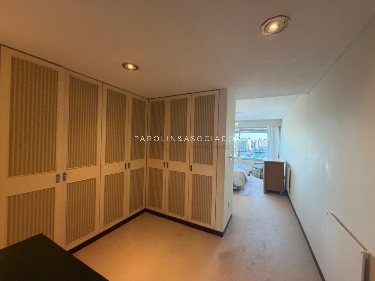 Apartamento en venta de 3 dormitorios en Punta del este, Playa Brava, Torre Tiburón