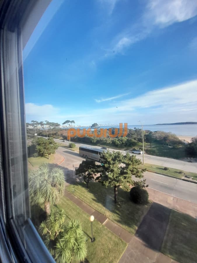 Apartamento en venta de 3 dormitorios en playa Mansa frente al mar con piscina gym parrilleros  cochera para 3 autos