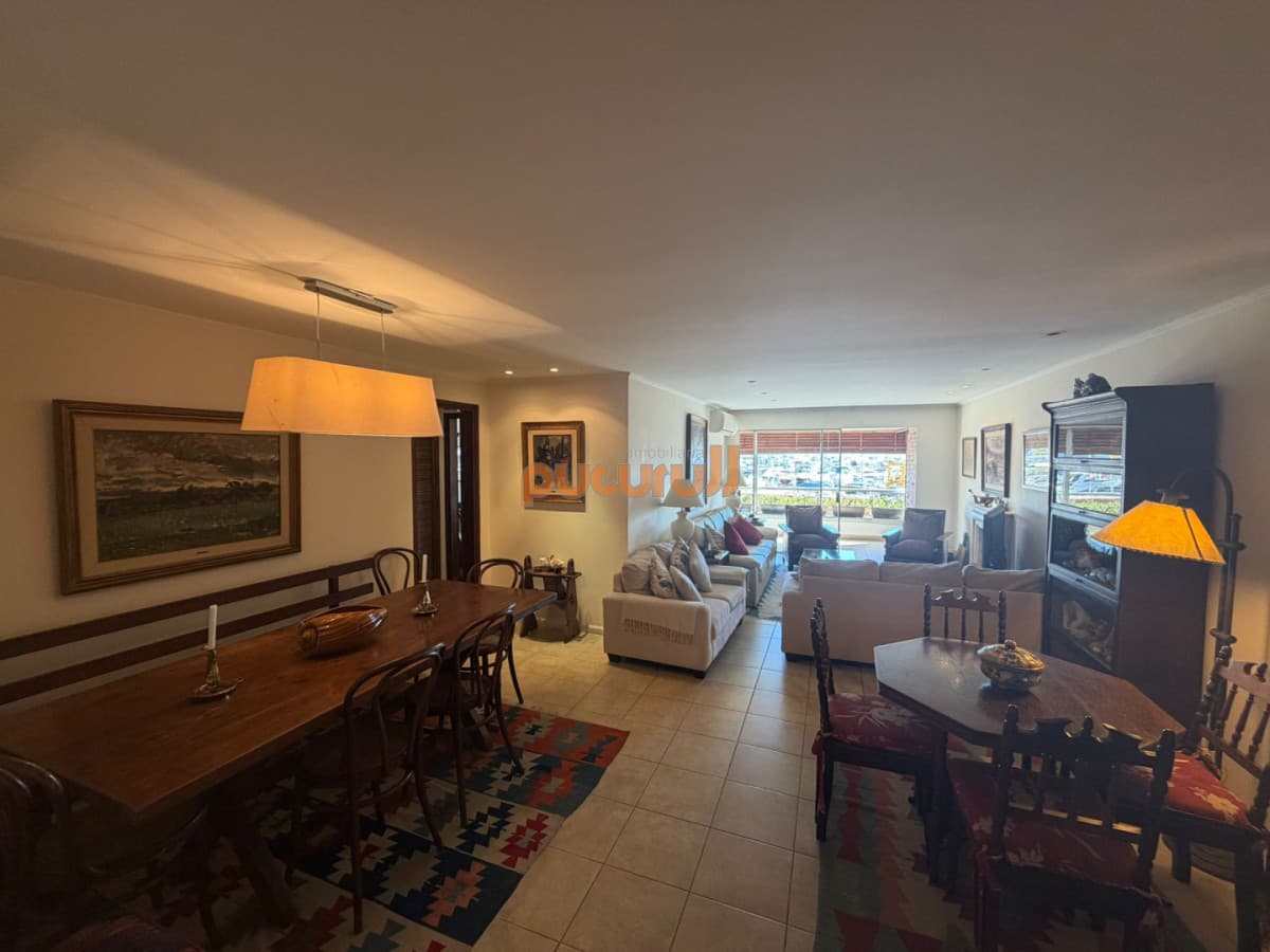 Apartamento en Venta de 3 dormitorios  en el puerto de Punta del este