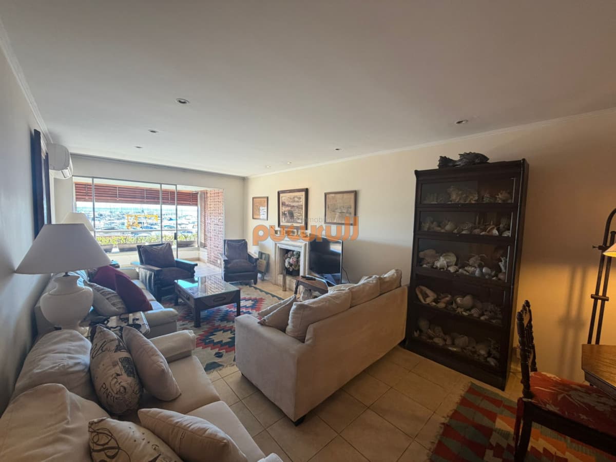 Apartamento en Venta de 3 dormitorios  en el puerto de Punta del este