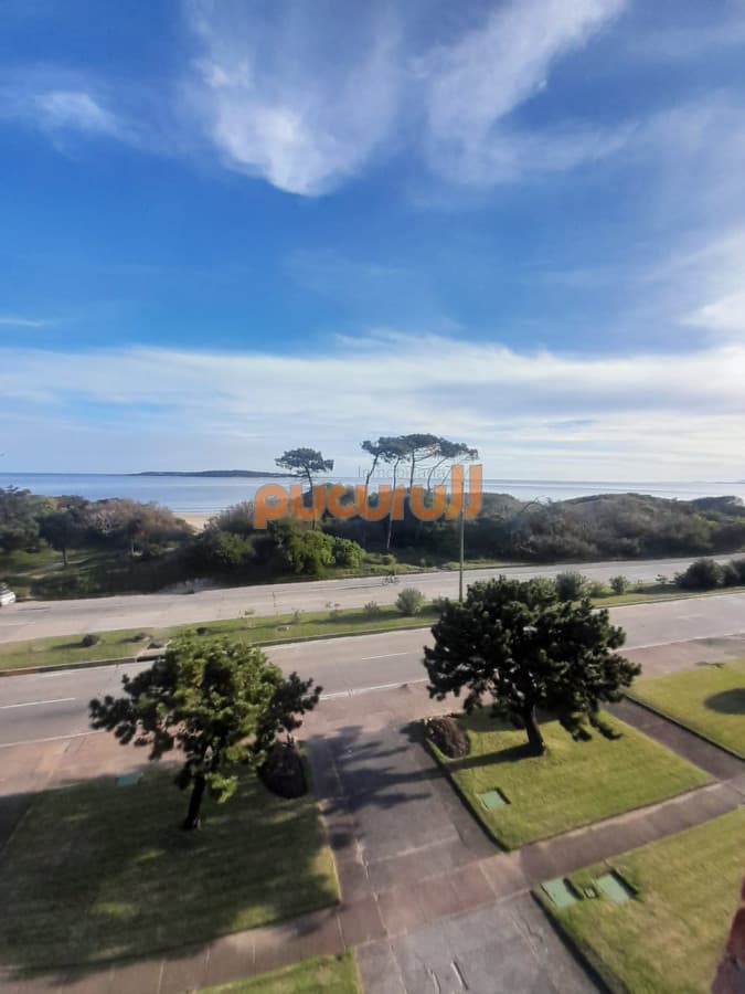 Apartamento en venta de 3 dormitorios en playa Mansa frente al mar con piscina gym parrilleros  cochera para 3 autos
