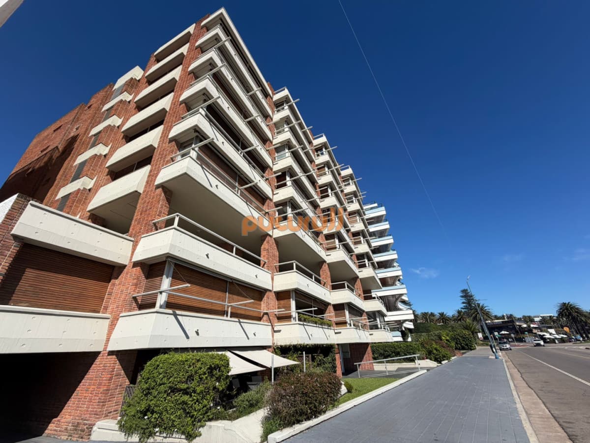 Apartamento en Venta de 3 dormitorios  en el puerto de Punta del este