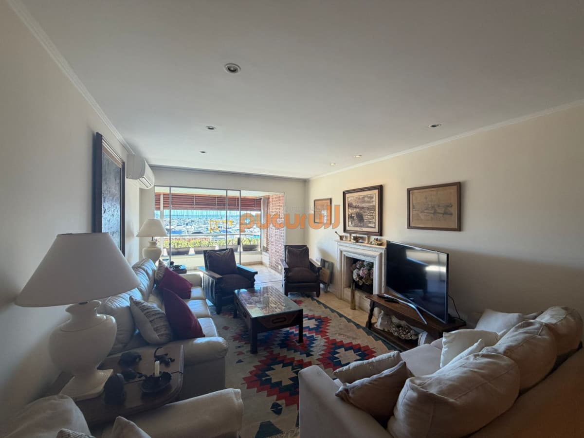 Apartamento en Venta de 3 dormitorios  en el puerto de Punta del este
