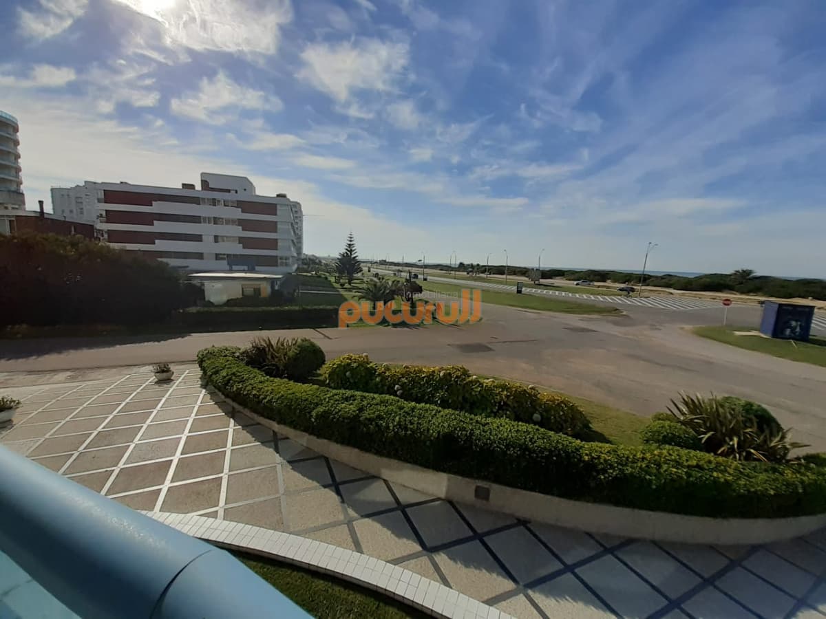Apartamento en venta de 3 dormitorios en Punta del este , Playa brava ,