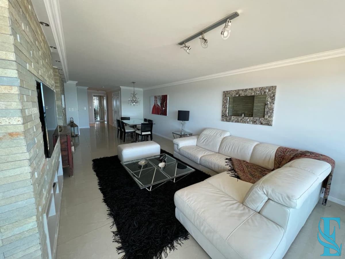 Apartamento de 3 dormitorios en Torre Imperiale , Punta del este
