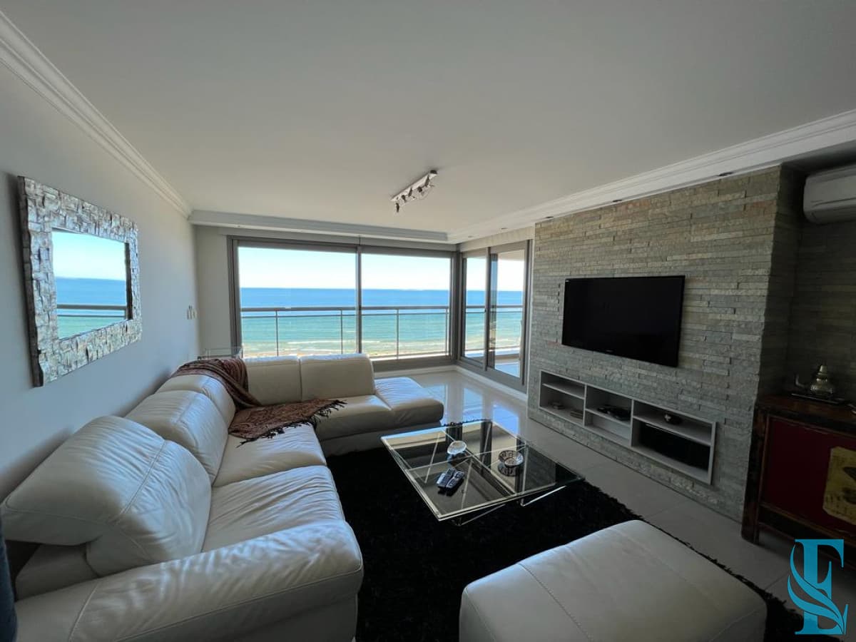 Apartamento de 3 dormitorios en Torre Imperiale , Punta del este