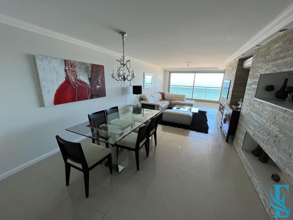Apartamento de 3 dormitorios en Torre Imperiale , Punta del este
