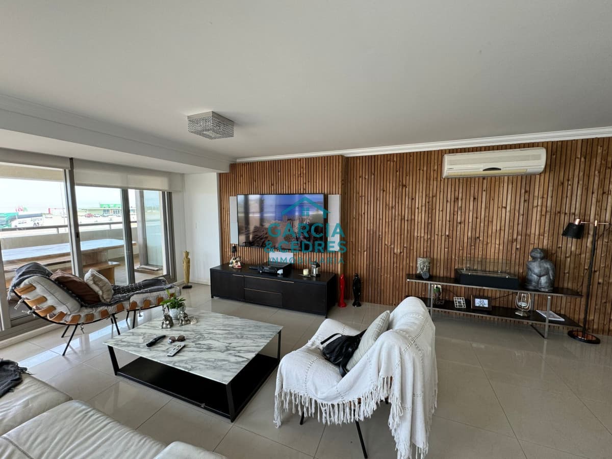 Apartamento de 4 dormitorios en Torre Imperiale, Playa brava