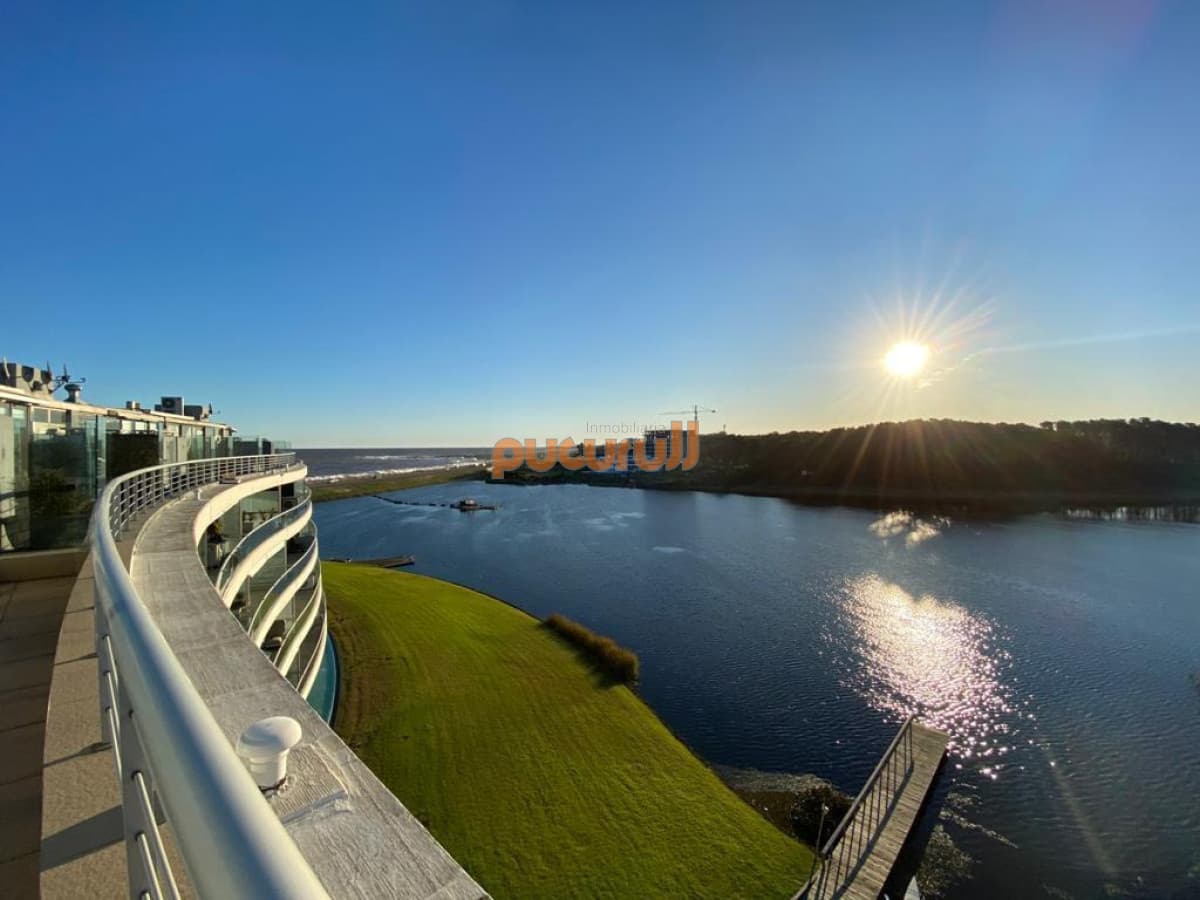 Penthouse en Venta en Terrazas de la Laguna sobre el lago frente al mar.