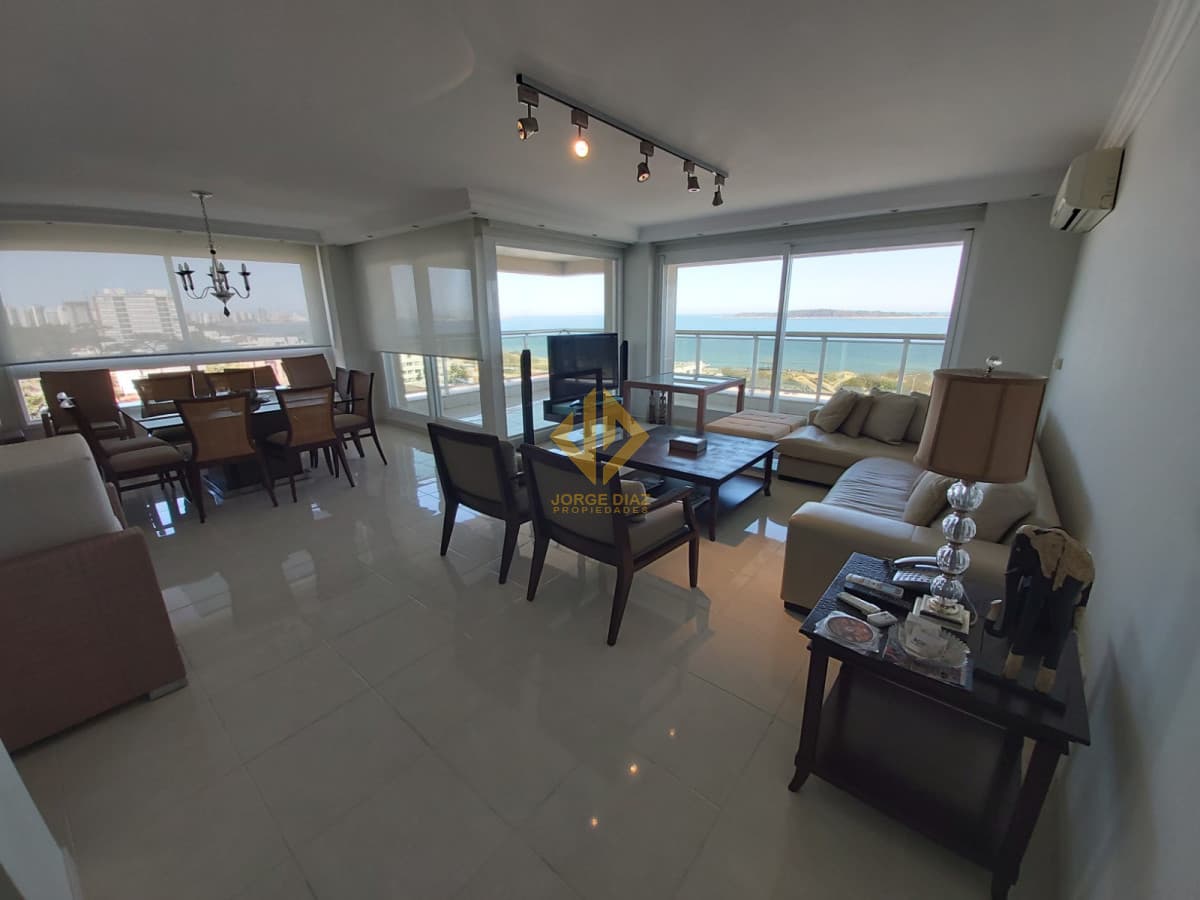 En la primera línea de playa Mansa, edificio emblemático de Punta del Este