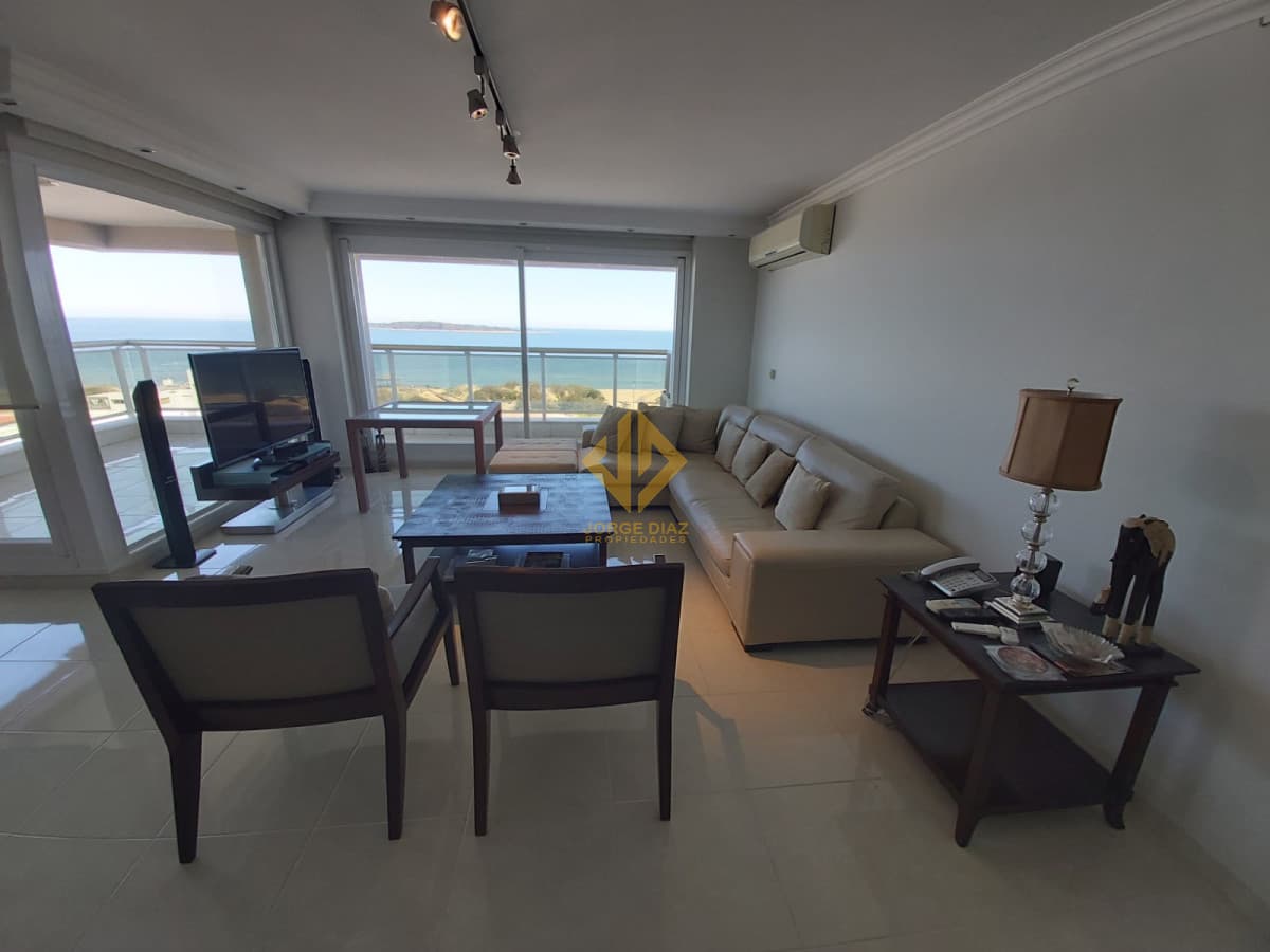En la primera línea de playa Mansa, edificio emblemático de Punta del Este