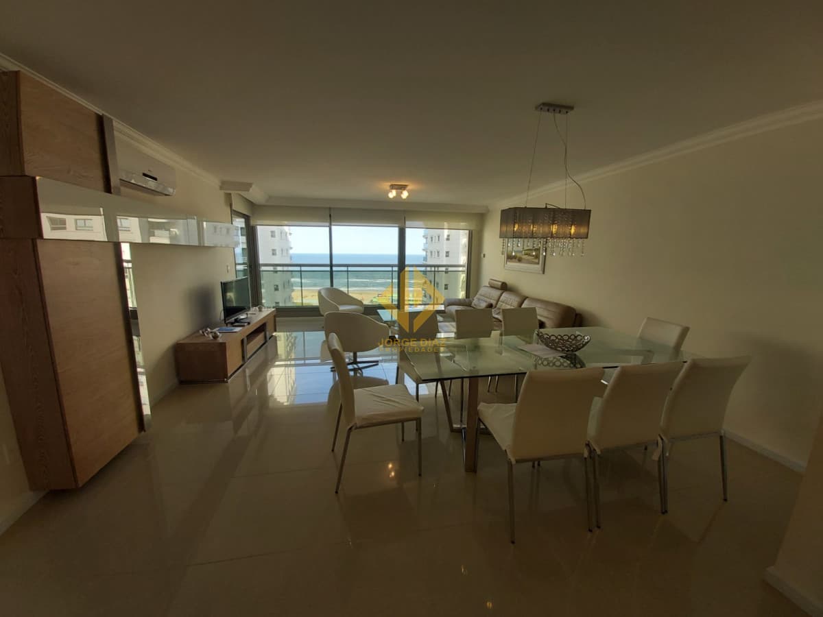 A pasos de la playa brava y del centro de Punta del Este