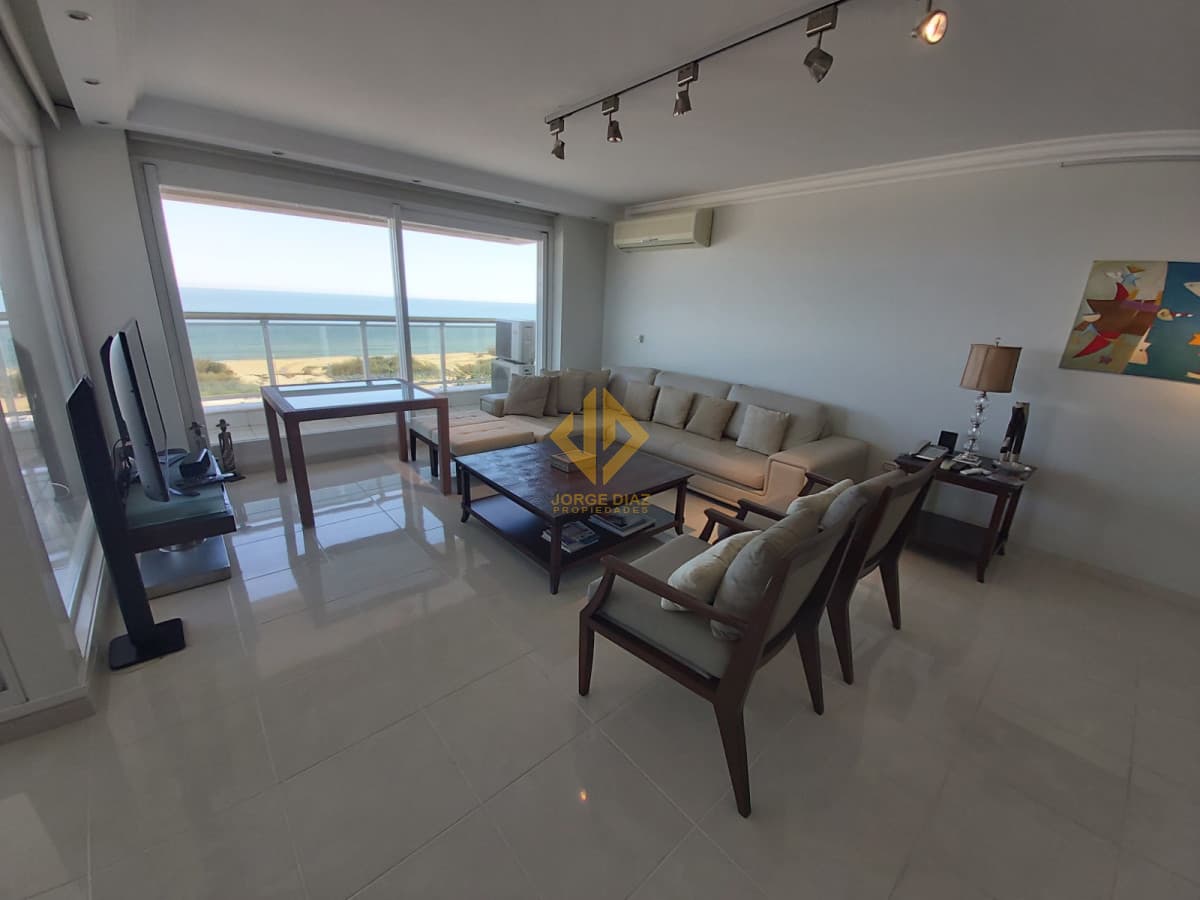 En la primera línea de playa Mansa, edificio emblemático de Punta del Este