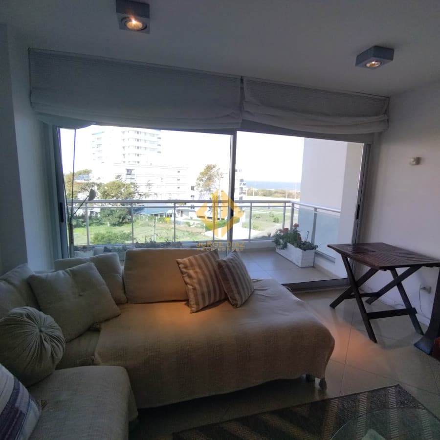 Amplios ambientes y ubicado a una cuadra de playa brava