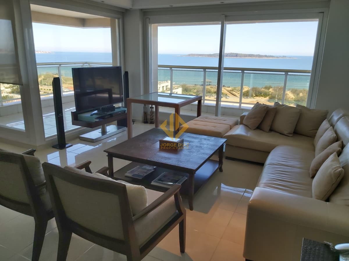 En la primera línea de playa Mansa, edificio emblemático de Punta del Este