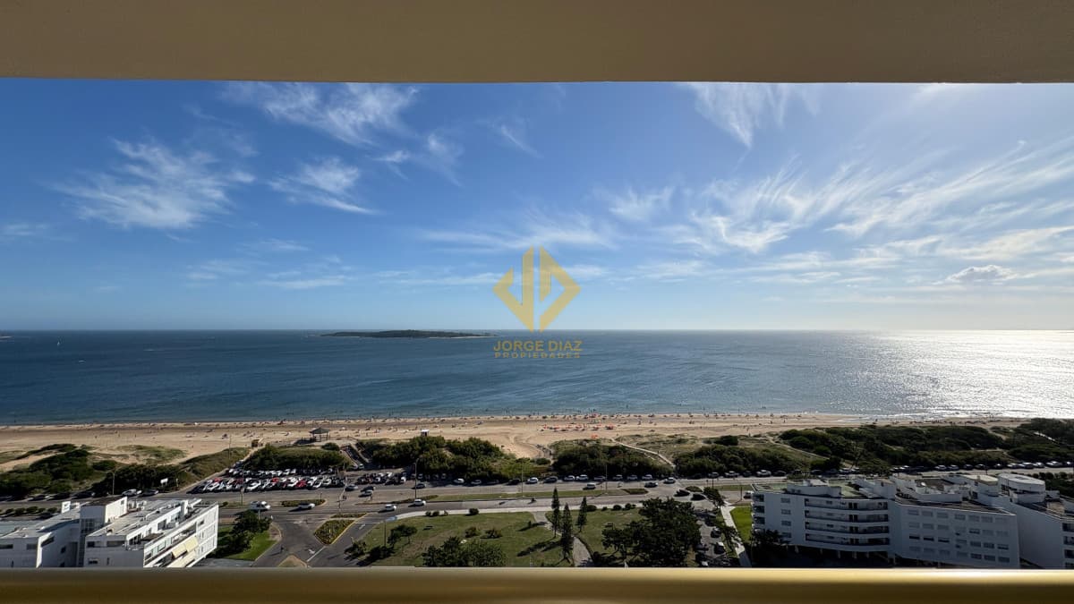 Piso alto, vista plena a la bahía del Rio de la Plata , a la Isla Gorriti y toda la playa mansa