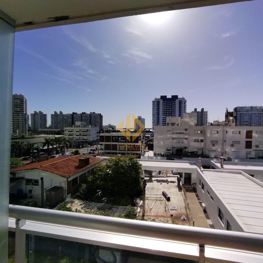 Muy cercano al centro de la Península, de Playa Brava y también de la Mansa