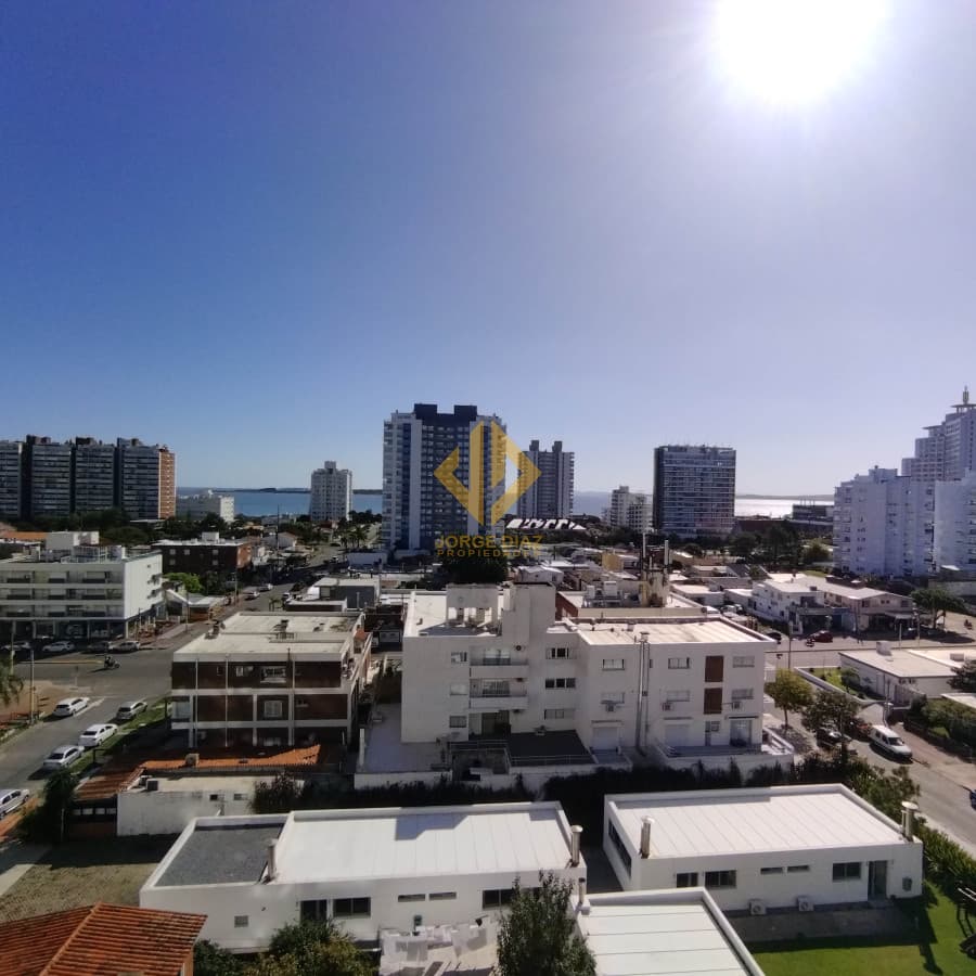 A pasos de la playa Brava y a 5 minutos del centro de Punta del Este