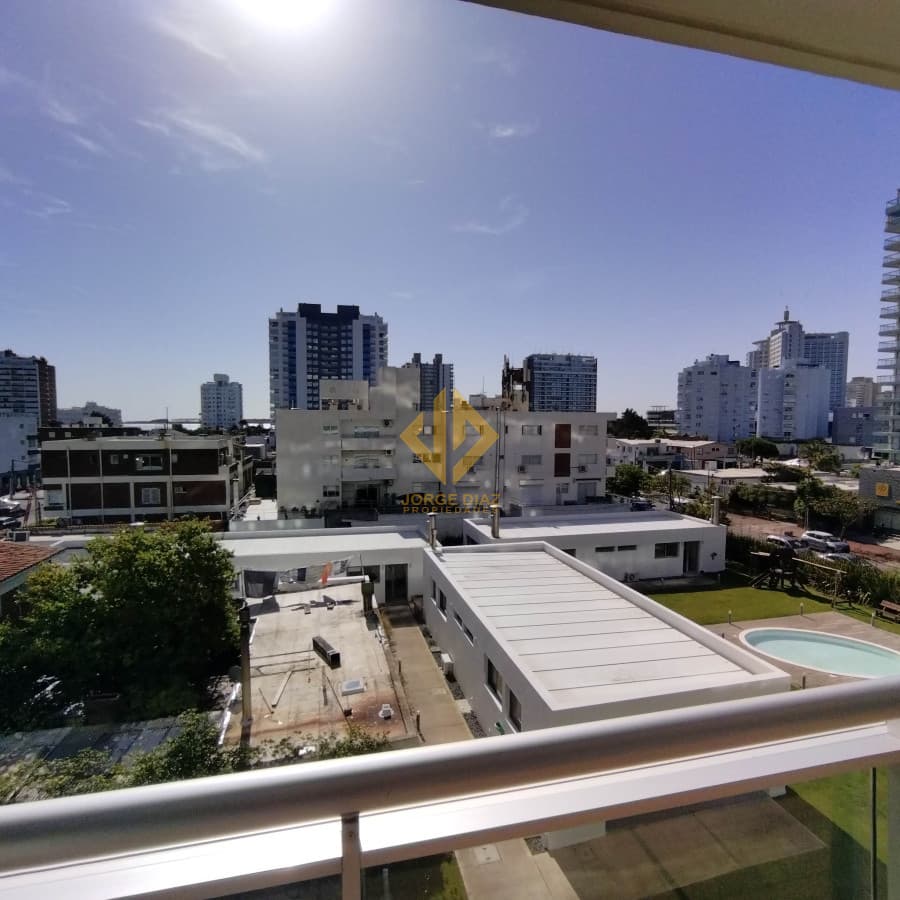 Muy cercano al centro de la Península, de Playa Brava y también de la Mansa