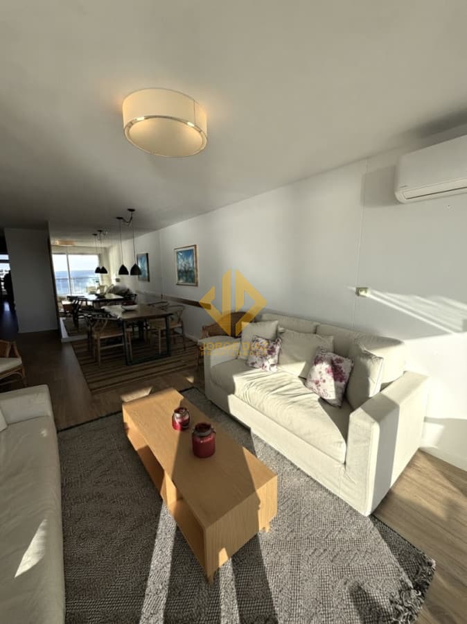 Venta en Seasons Tower - Piso alto en Mansa, 2 suites, a 100 m del mar
