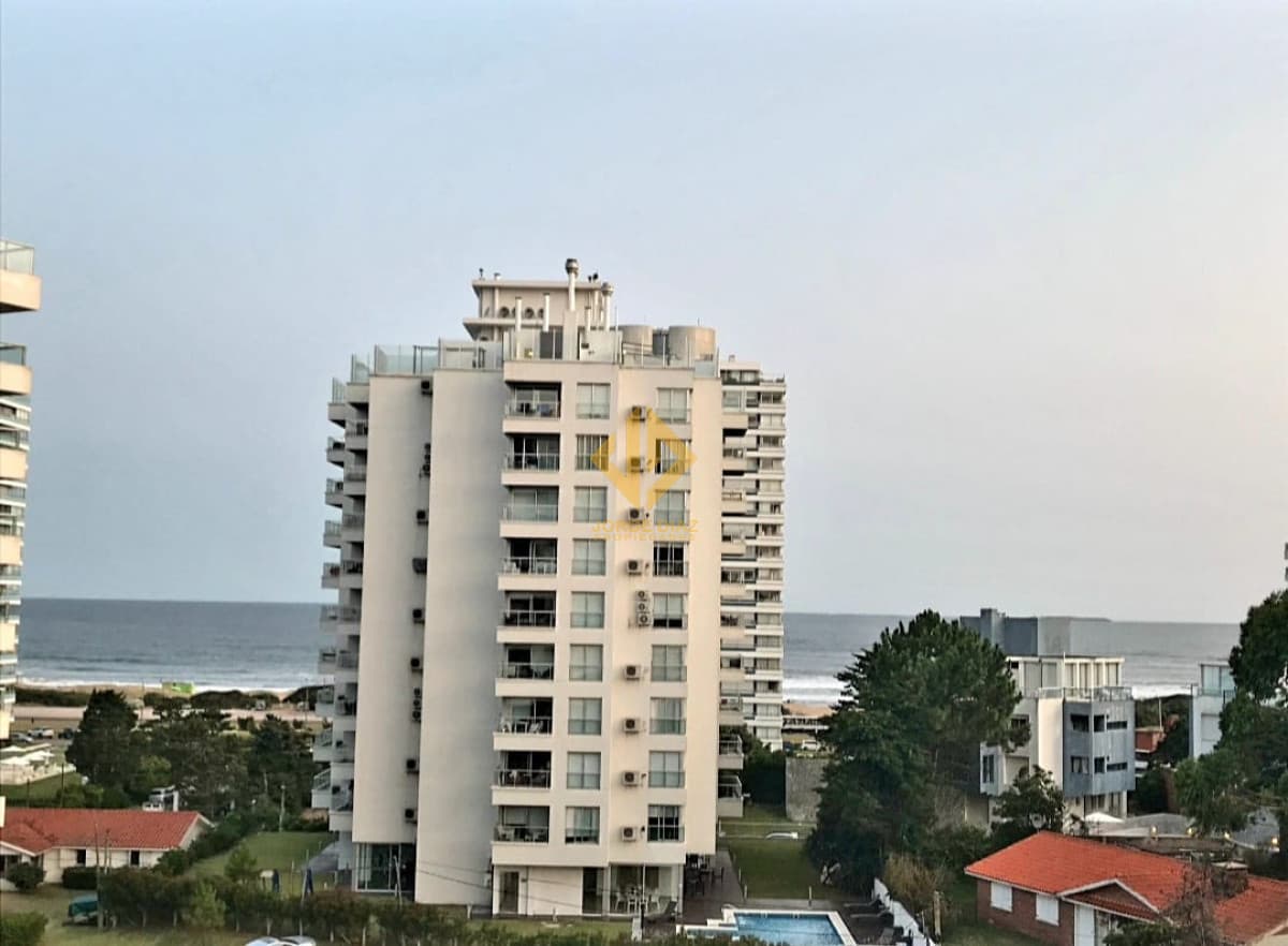 A pasos de la playa Brava y a 5 minutos del centro de Punta del Este