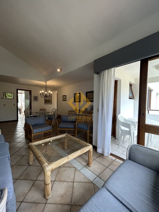 Comodo apartamento de tres dormitorios y dos baños