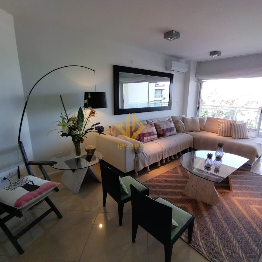 Amplios ambientes y ubicado a una cuadra de playa brava