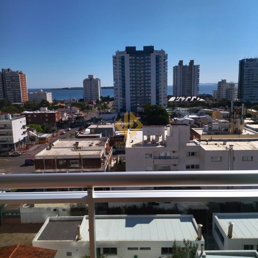 A pasos de la playa Brava y a 5 minutos del centro de Punta del Este