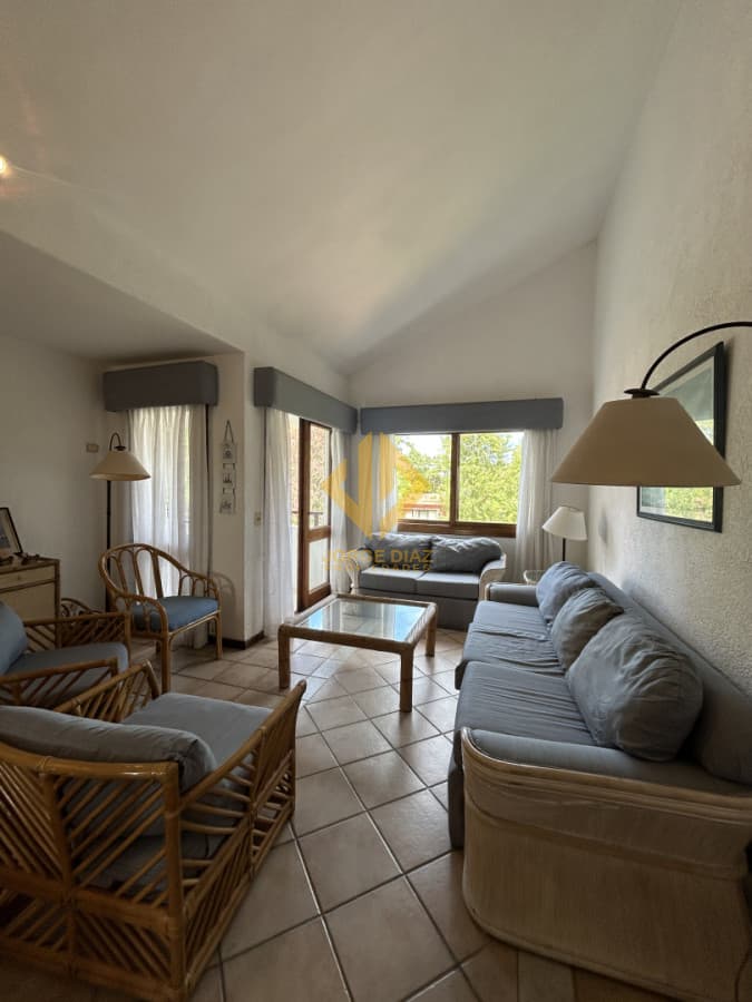 Comodo apartamento de tres dormitorios y dos baños