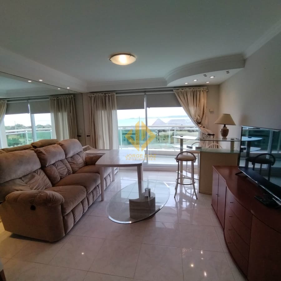 Inmejorable ubicación y la Playa Mansa a sus pies.
