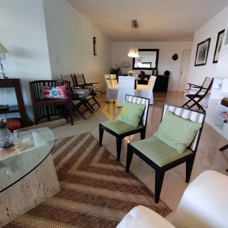 Amplios ambientes y ubicado a una cuadra de playa brava