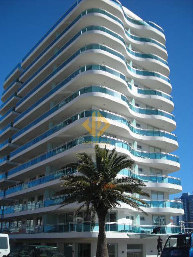 A pasos de ambas playas y muy cerca del centro.