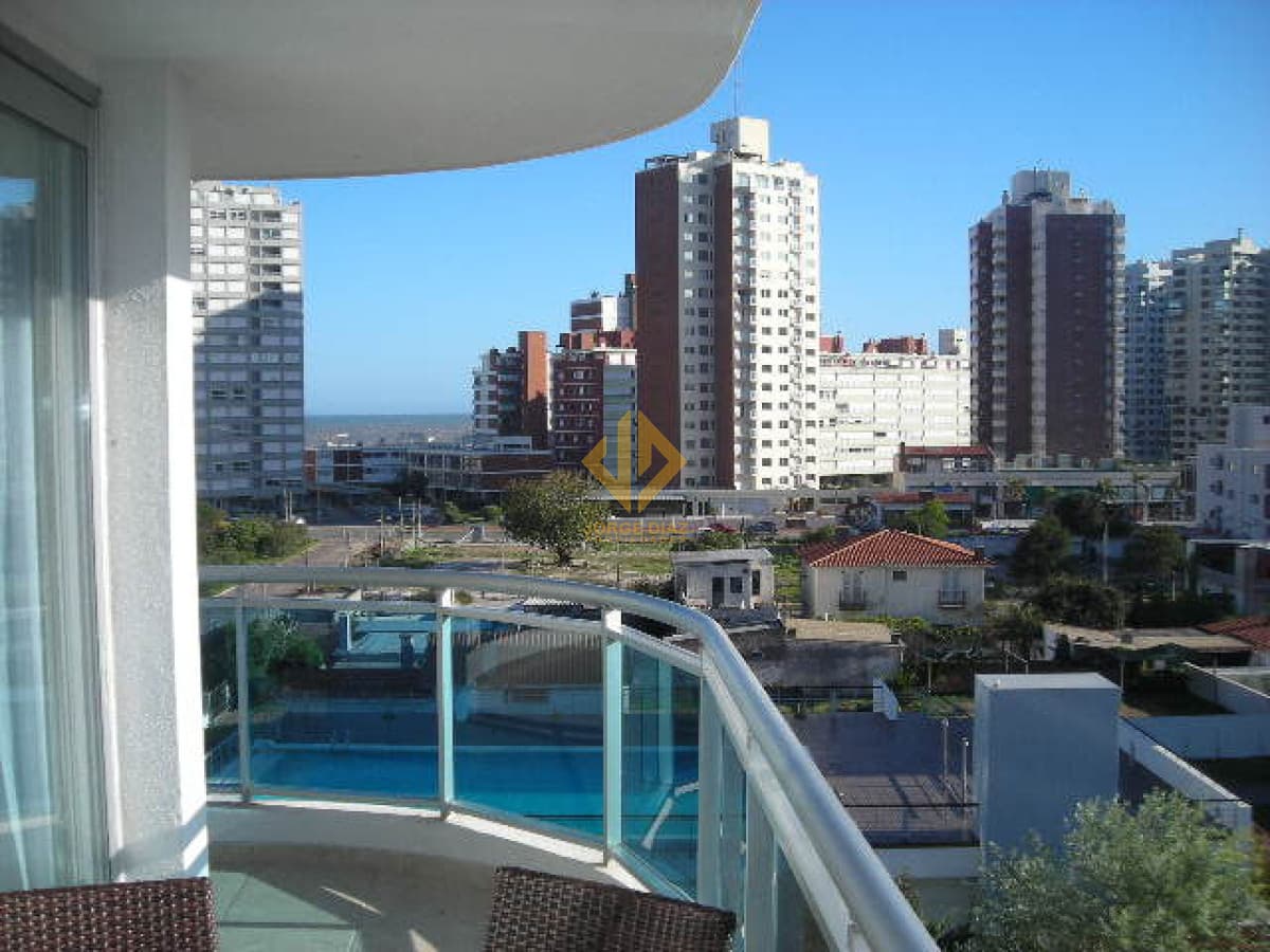 A pasos de ambas playas y muy cerca del centro.