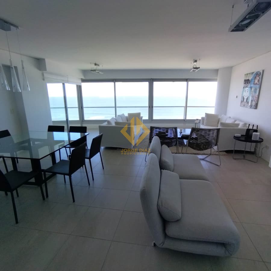 Elegancia y Confort a Pasos de Playa Brava