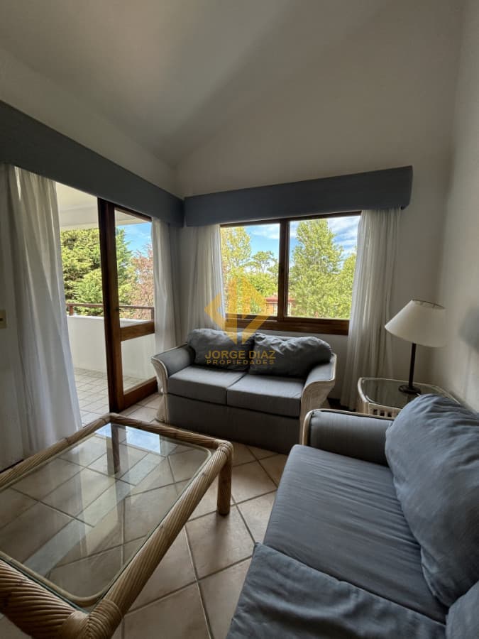 Comodo apartamento de tres dormitorios y dos baños